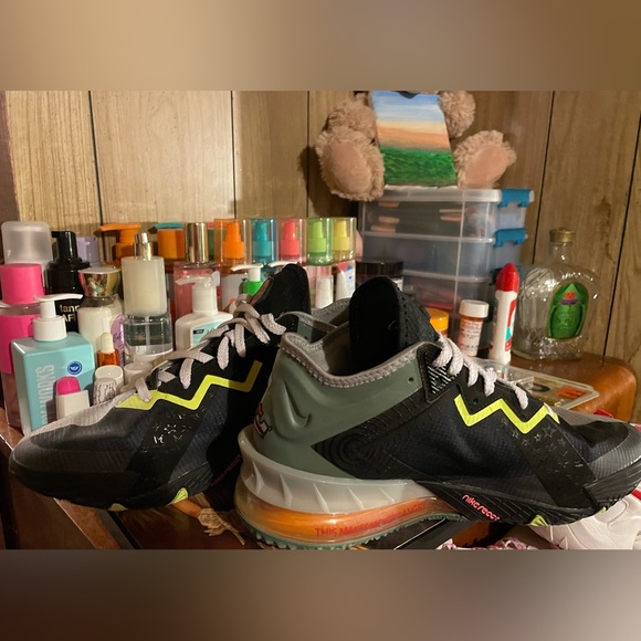 Women’s basketball or athletic shoes. Only worn twice and I got injured. - Picture 4 of 4